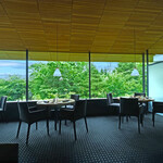 メゾン ケイ - 店内のテーブル席の風景です