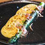 メゾン ケイ - ランチコース 16488円 の北海道産グリーンアスパラの炭火焼