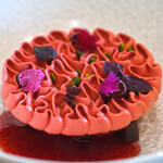 メゾン ケイ - ランチコース 16488円 のグリオットチェリーとピスタチオのバシュラン