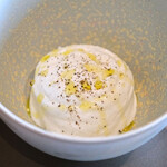 メゾン ケイ - ランチコース 16488円 の京都るり渓やぎ農園の山羊のミルクのエスプーマ