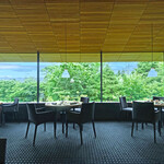 メゾン ケイ - 店内のテーブル席の風景です