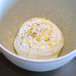 メゾン ケイ - ランチコース 16488円 の京都るり渓やぎ農園の山羊のミルクのエスプーマ