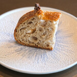 メゾン ケイ - ランチコース 16488円 のBoulangerie ADACHのカンパーニュ