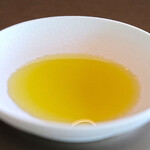 メゾン ケイ - ランチコース 16488円 のオリーブオイル