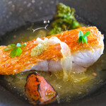 メゾン ケイ - ランチコース 16488円 の駿河湾の金目鯛 鱗焼き