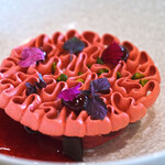 メゾン ケイ - ランチコース 16488円 のグリオットチェリーとピスタチオのバシュラン