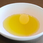 メゾン ケイ - ランチコース 16488円 のオリーブオイル