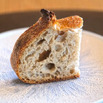 メゾン ケイ - ランチコース 16488円 のBoulangerie ADACHのカンパーニュ