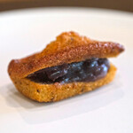 メゾン ケイ - ランチコース 16488円 の虎屋の小倉餡のフィナンシェ