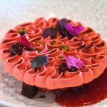 メゾン ケイ - ランチコース 16488円 のグリオットチェリーとピスタチオのバシュラン