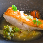 メゾン ケイ - ランチコース 16488円 の駿河湾の金目鯛 鱗焼き