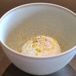 メゾン ケイ - ランチコース 16488円 の京都るり渓やぎ農園の山羊のミルクのエスプーマ