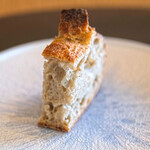 メゾン ケイ - ランチコース 16488円 のBoulangerie ADACHのカンパーニュ