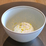 メゾン ケイ - ランチコース 16488円 の京都るり渓やぎ農園の山羊のミルクのエスプーマ