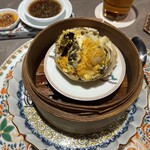 銀座嘉禅 - 上海蟹の蒸し（雄）:手間を掛けて和食屋さんで提供されるように甲羅盛りにしてくれているので、スプーンでいただける◎