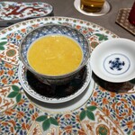 銀座嘉禅 - 上海蟹の香港粥:上海蟹の味噌とほぐした身のお粥。上にXO醬を掛けると味わいメリハリがついて更にパワーアップ◎