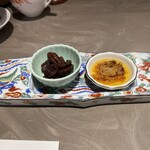 銀座嘉禅 - 突き出し:ピーカンナッツの飴炊きとXO醬（ホタテをバラして調味液に漬けている）。箸休めにも。無くなったら補充してくれる◯