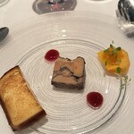 オザミトーキョー - エピス、赤ワイン、ルビーポルトでゆっくり火入れしたフォワグラとブリオッシュメゾン