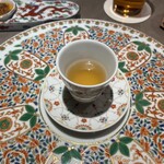 銀座嘉禅 - 上海蟹は身体を冷やすので、直後に生姜茶のサービス