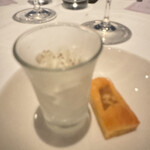 オザミトーキョー - アミューズブーシュはさつまいものフィナンシェとヴィシソワーズ