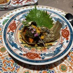 銀座嘉禅 - 上海蟹の紹興酒漬け（雌）雲丹とキャビアを添えて:一口目で陶酔、恍惚を感じる。当然◎花穂紫蘇が良い仕事をしている。