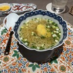 銀座嘉禅 - 金華ハム香る香港海老雲呑麺:ここまで細い縮れ麺は初。スープも◎