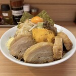 麺屋ガテンの乱 - DX盛りMAZEそば(ヤサイマシマシでこの程度の盛り)♪