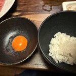 焼肉芝浦 - お肉で、白米巻いて、溶いた玉子でいただくわけよー。