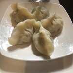 クレイジー餃子 - すいとんのようなモチモチ皮の中に八角スパイシーなスープが入っている鶏肉の水餃子480激うまー