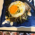 クレイジー餃子 - 倍くらいにグニーっとのびる弾力と色が特徴的な特製ビビン麺1080甘ずっぱい冷製