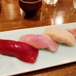 稲城 ヨロシク寿司 - 漬けマグロ、キンメダイ昆布締め、ホタテ