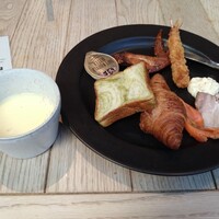 THE GATEHOUSE - 手羽先、海老フライで名古屋らしさを