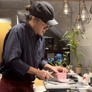 店長“三宅順平”が届ける、店主厳選の極上焼肉と手仕事の味わい