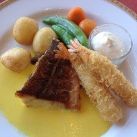 ホテルオークラレストラン新宿 ワイン＆ダイニング デューク - ランチの魚料理のメイン「メバルのポワレサフランクリームソースと、エビフライ」