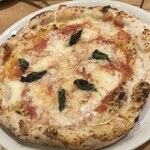 ピッツァ ケベロス 明治神宮前店 - ピッツァ マルゲリータ（トマト、バジル、モッツァレラチーズ）