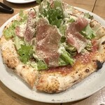 ピッツァ ケベロス 明治神宮前店 - ピッツァ ジョバーナ（トマト、生ハム、レタス、パルメザン）