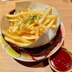 炭火と串焼きと肴 原価酒場 イロ鶏ドリ - ポテトフライ