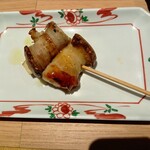 炭火と串焼きと肴 原価酒場 イロ鶏ドリ - エリンギ豚巻き