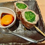 炭火と串焼きと肴 原価酒場 イロ鶏ドリ - ネギの豚巻き