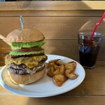 The goodies - ダブルチーズバーガー♡に、アボカド、ベーコン、チリミートビーンズをトッピングした、満足感１２０%のハイマウント・バーガー♡