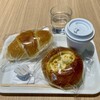 ベーカリーカフェフラミンゴ - 塩バターパン163円 4種チーズのカンパーニュ244円 ホットコーヒーS306円
