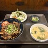 焼肉とワイン 八孝 - 牛すじもつ焼き丼（880円）