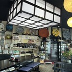 桶松 - 店内　大皿が所狭しと陳列されてます
地震にご用心