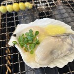 はじめや - 牡蠣とホタテの牡蠣バター醤油焼き990円、銀杏串220円