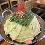 はじめや - 博多醤油もつ鍋1人前1590円税別、注文は2人前から、以下外税表記