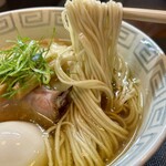 鈴鳴食堂 三番館 - 麺は中細麺ストレート