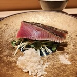 割烹 室井 - ヤイトガツオのタタキ、西洋ワサビとカイワレを添えて
