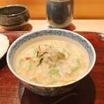 割烹 室井 - 蟹雑炊は暖かく味も柔らかいです
