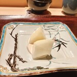 割烹 室井 - 季節の洋梨の白和えソース添え