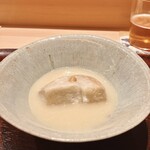 割烹 室井 - 季節の海老芋を用いた料理、白味噌のお出汁
